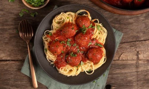 Κοκκινιστά κεφτεδάκια σόγιας από τον Άκη Πετρέτζικη