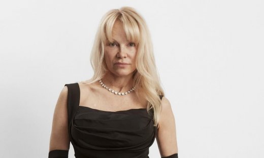 Πάμελα Άντερσον: Επιστροφή στο απόλυτο glam – Το έντονο μακιγιάζ, οι βλεφαρίδες & η 90s ρόμπα!