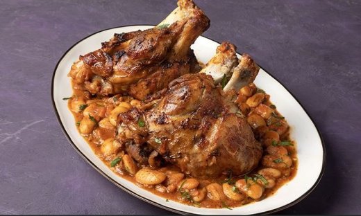 Γίγαντες με χοιρινό κότσι στη γάστρα από τον Άκη Πετρετζίκη