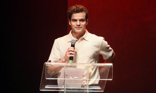 Γιάννης Τσουμαράκης: Ποιος είναι ο ηθοποιός της «Μάγισσας» που κέρδισε το βραβείο «Δημήτρης Χορν»;