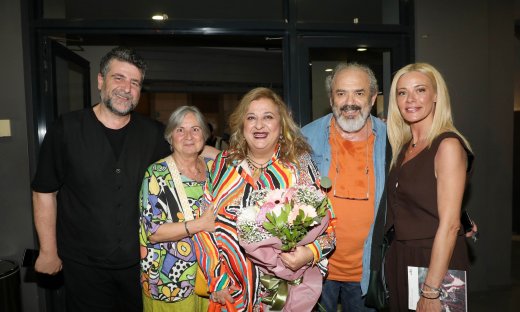 Ελισάβετ Κωνσταντινίδου: Η θεατρική πρεμιέρα, η αδερφή της και η Ζέτα Μακρυπούλια