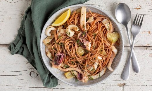 Σπαγγέτι με παντζάρι με καλαμαράκια από τον Άκη Πετρετζίκη!