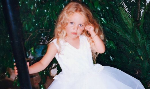 Το κοριτσάκι της φωτογραφίας είναι γνωστή Ελληνίδα τραγουδίστρια – Μπορείτε να την αναγνωρίσετε;