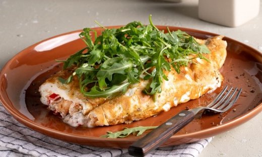 Τυλιχτή ομελέτα με ασπράδια, τυρί κρέμα, γαλοπούλα και λαχανικά από τον Άκη Πετρετζίκη!