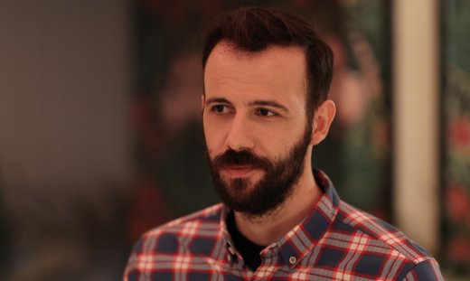 Νίκος Γκέλια στο gossip-tv: Ο ρόλος στον Τιμωρό, η ζωή του ως μπαμπάς & η εμπειρία από τις Κάννες!