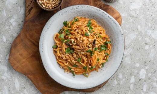 Σπαγγέτι με μελιτζάνα και σάλτσα ντομάτας (αλά Νόρμα) από τον Άκη Πετρετζίκη