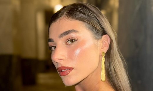 Χρύσα Μιχαλοπούλου: Topless, εκεί που σκάει το κύμα και αγκαλιά ένα... βιβλίο!