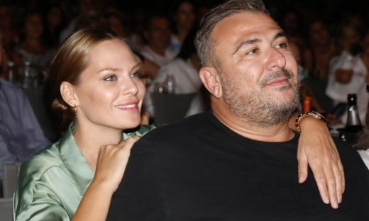 Αντώνης Ρέμος–Υβόννη Μπόσνιακ: Βραδινή έξοδος για το ζευγάρι - H νέα selfie φωτό στο αυτοκίνητο