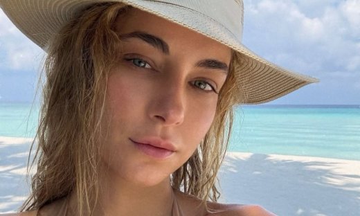 Δούκισσα Νομικού: Ποζάρει με μαγιό μπροστά σε τροπική παραλία και κόβει την ανάσα