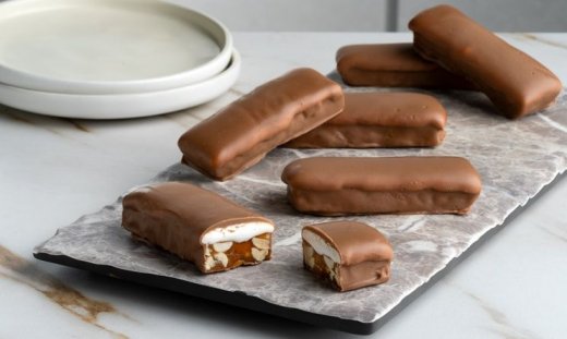 Η απόλυτη συνταγή! Σοκολατένιες μπάρες με φιστίκια και καραμέλα από τον Άκη Πετρετζίκη