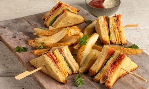 Το πιο λαχταριστό club sandwich από τον Άκη Πετρετζίκη