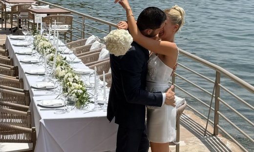 Γνωστό ζευγάρι παντρεύτηκε στη Βούλα και αυτές είναι οι πρώτες εικόνες από τον γάμο του