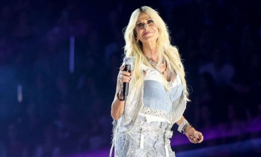 Άννα Βίσση: Οι πρώτες αρετουσάριστες εικόνες με μαύρο μπικίνι στα 67 της χρόνια
