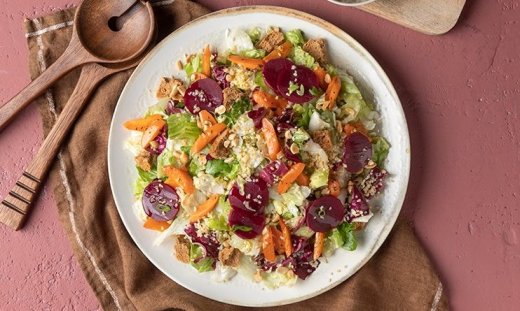 Σαλάτα με ψητά καρότα, παντζάρι τουρσί και πλιγούρι από τον Άκη Πετρετζίκη
