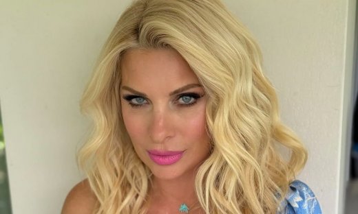 Ελένη Μενεγάκη: Υιοθέτησε την πιο hot καλοκαιρινή τάση στα μαλλιά – Δες τα ghost waves της!