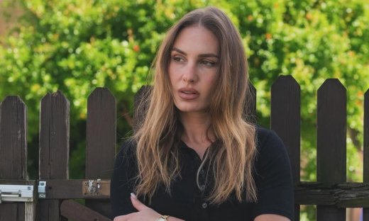 Κατερίνα Δαλάκα: Με cowboy boots & total white στην Κατερίνη – Η στιλάτη εμφάνιση με την αδερφή της!