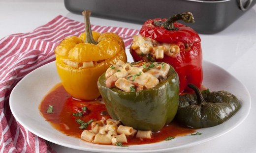 Γεμιστές πιπεριές με κοφτό μακαρονάκι από τον Άκη Πετρετζίκη