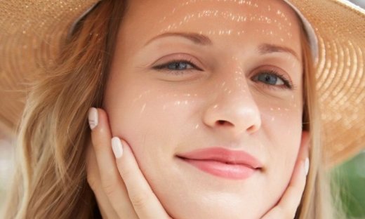 Όταν ένα αντηλιακό σου προσφέρει ολιστική 4D προστασία… γίνεται must have όλο τον χρόνο