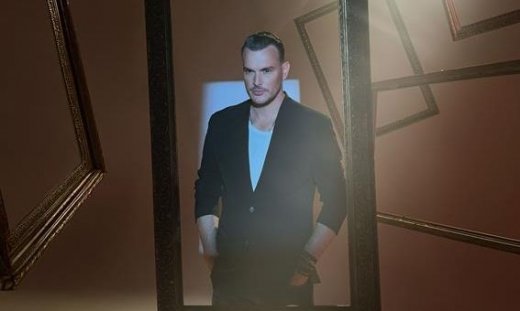 Ο Σάκης Αρσενίου κυκλοφορεί το νέο του single "Απαραίτητος"