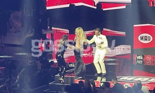 MAD VMA 2025: Το «άβολο» φόρεμα της Φουρέιρα, το... σπρώξιμο από τη Βανδή & το «σ' αγαπώ»