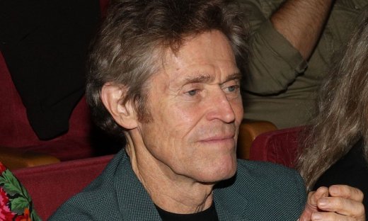 Γουίλεμ Νταφόε: Σε ρόλο-έκπληξη για ελληνικό συγκρότημα - Πρωταγωνιστεί στο νέο τους video clip