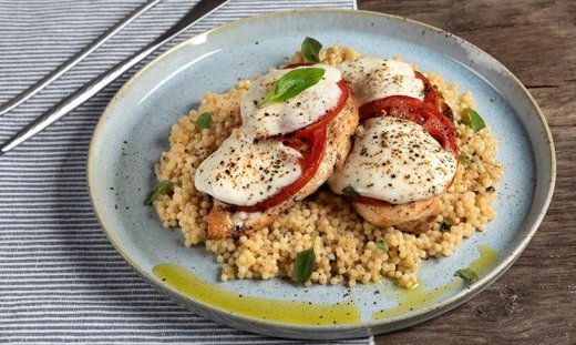 Καλοκαιρινό κοτόπουλο με βασιλικό και μοτσαρέλα από τον Άκη Πετρετζίκη