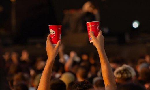 Το καλοκαίρι ξεκινάει όταν πας στην πρώτη συναυλία της σεζόν και κρατάς μία ΑΜΣΤΕΛ στο χέρι