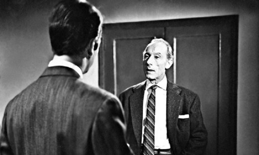 Mάνος Κατράκης: Αγνώριστος στον ρόλο του φαρμακοποιού Φλεράν σε ηλικία 28 ετών