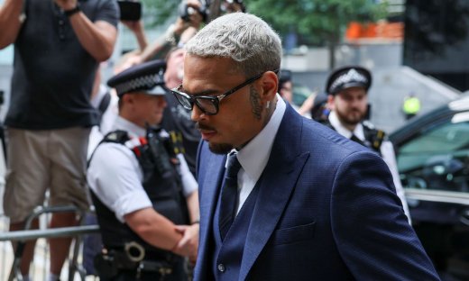 Ο Κρις Μπράουν δηλώνει αθώος στην κατηγορία της επίθεσης σε μουσικό παραγωγό