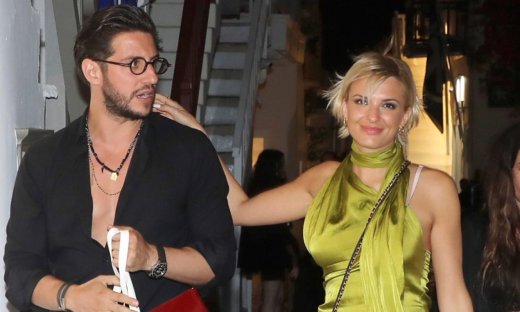 «Αγάπη μου με 'γειά σου»: Η νέα εμφάνιση της Λιόλιου με τον σύντροφό της-Απαστράπτουσα στη Μύκονο