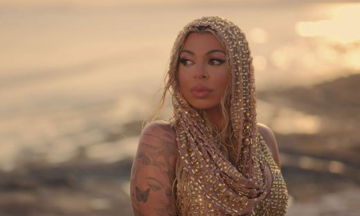 «Εμένα να κοιτάνε αυτά τα μάτια»: Κυκλοφόρησε η νέα επιτυχία της Johanna!