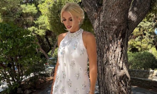 Κωνσταντίνα Σπυροπούλου: Απαστράπτουσα με μίνι λευκό φόρεμα στη βάφτιση του δεύτερου γιου της