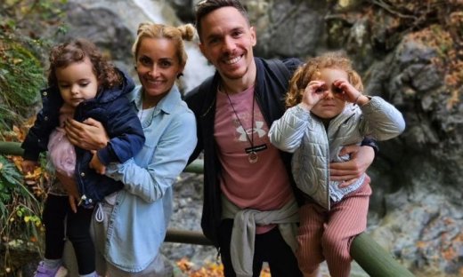 Συγκίνηση και χαρά για Πετρούνια – Μιλλούση: Στο βάθρο με τα πρώτα τους μετάλλια οι κόρες τους