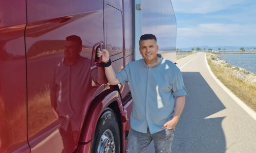 Γιάννης Καψάλης: Επέστρεψε δυναμικά με νέα χορευτική επιτυχία!