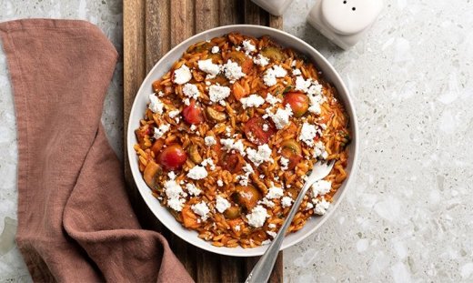 Ζουμερό και χυλωμένο γιουβέτσι λαχανικών από τον Άκη Πετρετζίκη