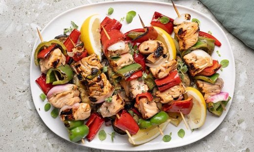 Συνταγή του Άκη Πετρετζίκη για καλαμάκια σολομού από ζουμερά κομμάτια φιλέτου