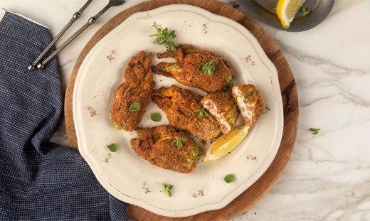 Κολοκυθοανθοί γεμιστοί με τυρί κρέμα και πιπεριές Φλωρίνης από τον Άκη Πετρετζίκη