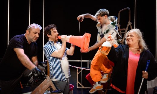 Η επιτυχία συνεχίζεται! Όλα… Λάθος! Η ξεκαρδιστική κωμωδία στο θέατρο Αθηνά