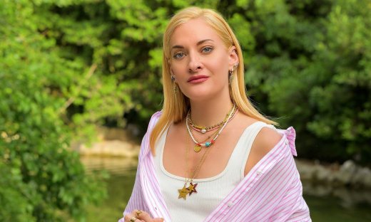 Ναταλία Αργυράκη: Με ολόσωμο μαγιό στην πιο φωτεινή απόχρωση που αναδεικνύει το μαύρισμα