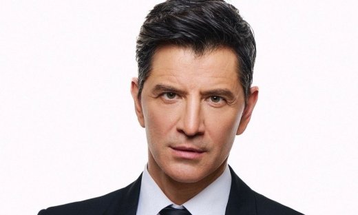 Σάκης Ρουβάς:  Η στιγμή που του σκίστηκε το παντελόνι του on stage - Το βίντεο έγινε viral