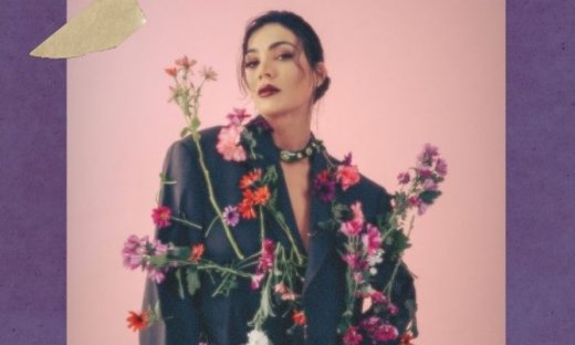 Η Ήβη Αδάμου κυκλοφορεί το νέο της τραγούδι και το αφιερώνει σε όλες τις γυναίκες