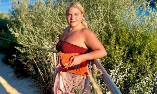 Δανάη Μπάρκα: Απόδραση στις Σπέτσες! Οι χαλαρές στιγμές στην παραλία & το ηλιοβασίλεμα