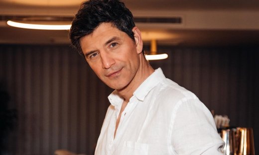 Σάκης Ρουβάς: Η πρώτη αντίδραση μετά το σκίσιμο του παντελονιού: «Πολύ σοβαρά θέματα έχετε, μπράβο!»