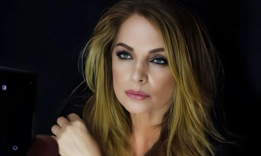 Άντζελα Γκερέκου: Έγινε κουμπάρα στην Ιθάκη – Στιγμιότυπα από την εντυπωσιακή εμφάνισή της