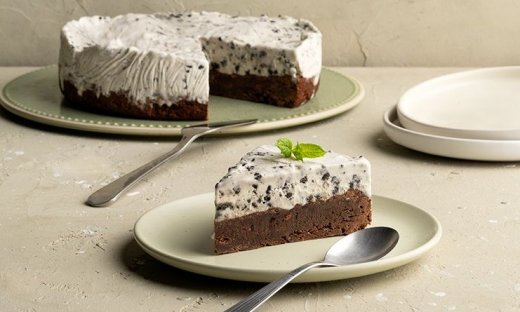 Λαχταριστή τούρτα παγωτό με brownie από τον Άκη Πετρετζίκη!