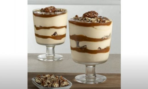 Παγωτό με καραμελωμένα πεκάν και σάλτσα καραμέλας από τον Άκη Πετρετζίκη