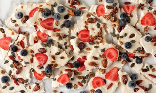 Μπάρες γιαουρτιού με μέλι, σπιτική γκρανόλα και φρούτα από τον Άκη Πετρετζίκη