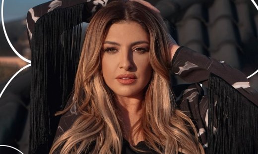 Έλενα Παπαρίζου: Γίνεται το απόλυτο viral με φόντο την Αθηναϊκή Ριβιέρα