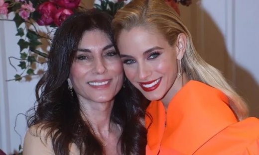 Δούκισσα και Ούρσουλα Νομικού: Μαμά και κόρη ποζάρουν με το ίδιο φόρεμα και εντυπωσιάζουν