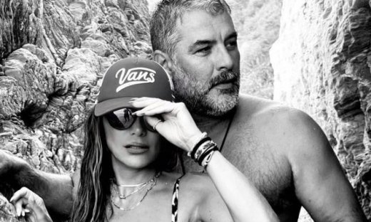 Βανδή – Μπισμπίκης: Μοναδικές στιγμές - Αγκαλιασμένοι και ερωτευμένοι στην παραλία